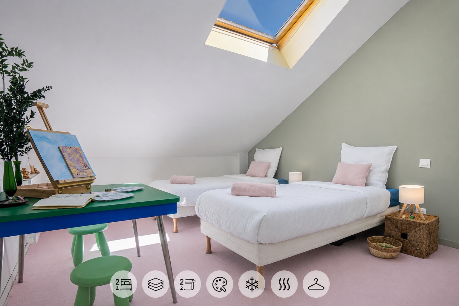 La chambre d’amis avec deux lits simples