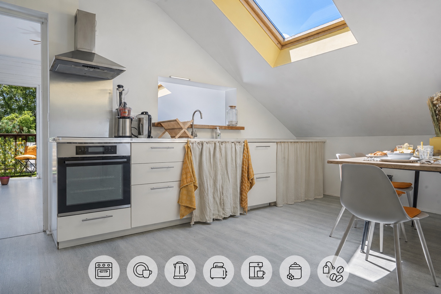 La cuisine équipée et lumineuse de l’appartement
