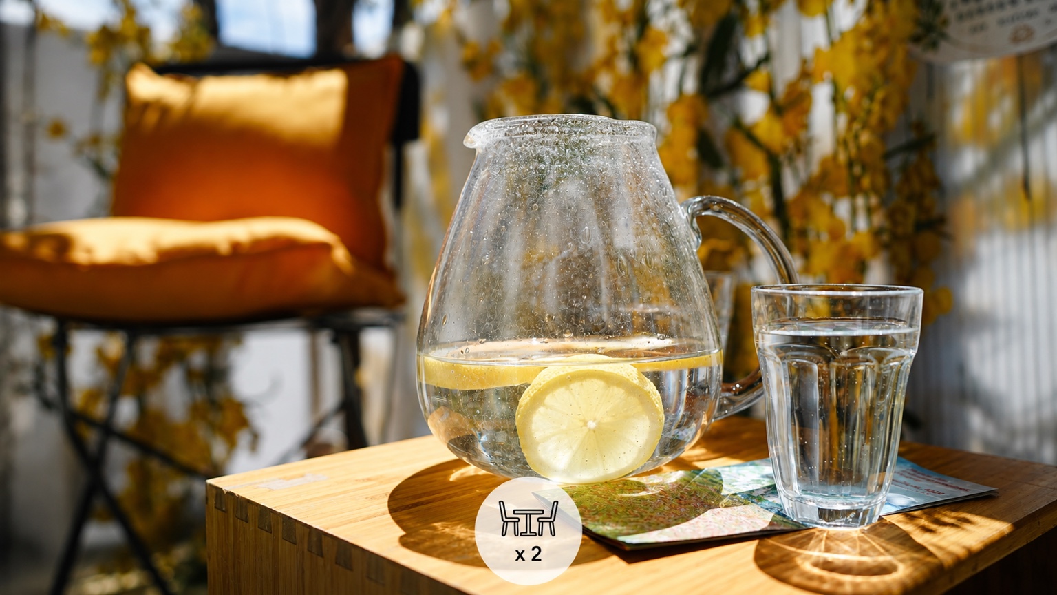 Une pause fraîche avec de l’eau citronnée sur le balcon.