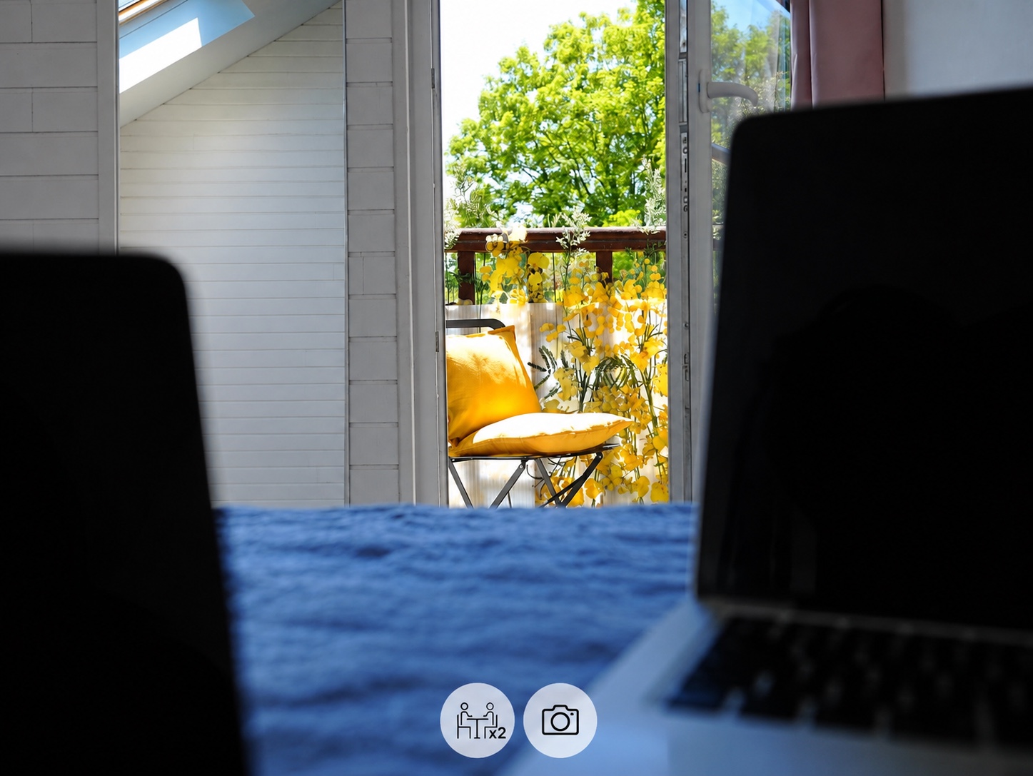 Depuis l’espace de travail, le regard se prolonge naturellement vers le balcon.