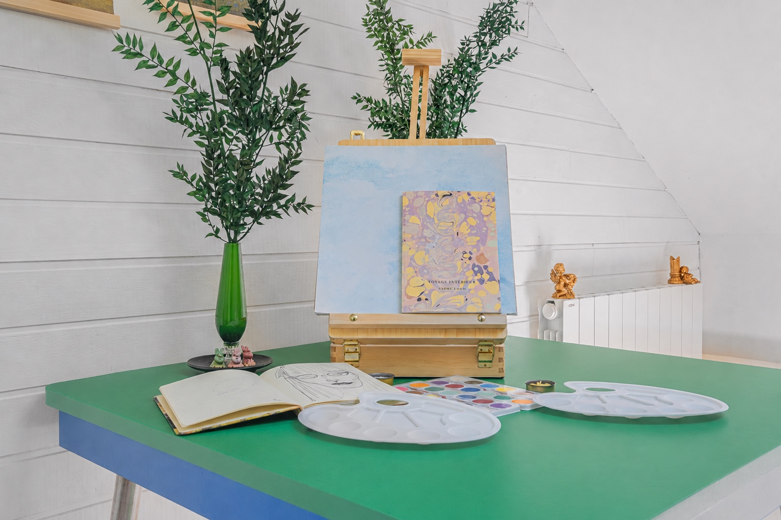 Une table avec du matériel créatif pensé pour les enfants.