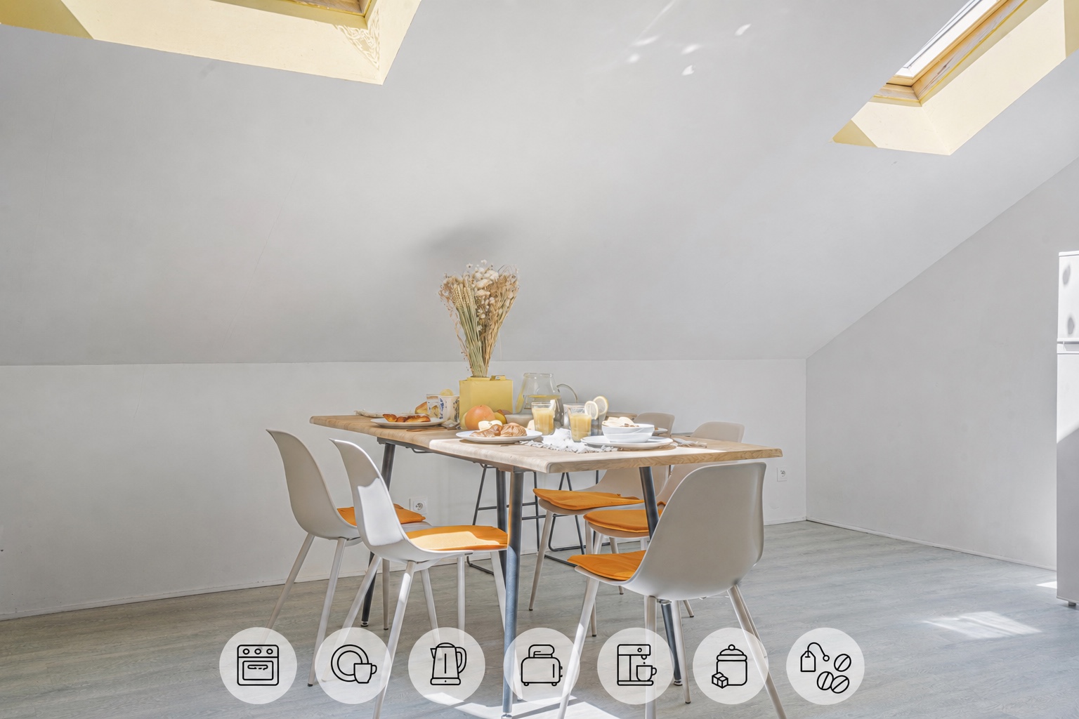L’espace salle à manger peut accueillir jusqu’à six personnes.