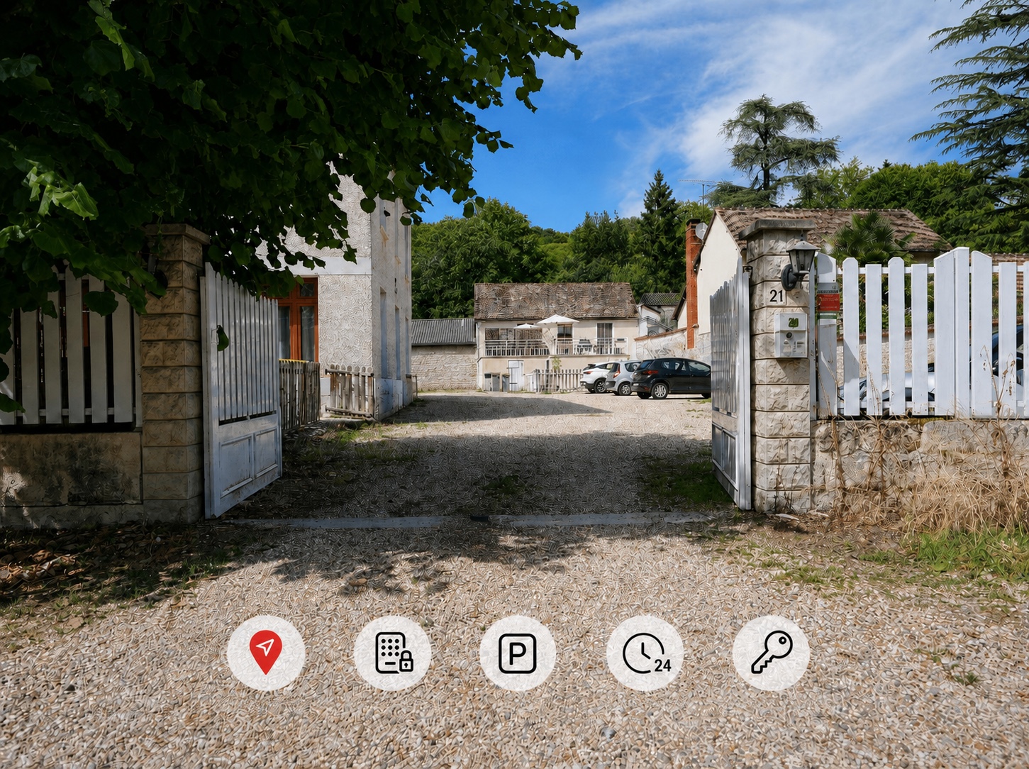 La grille sécurisée et l’entrée au numéro 21.