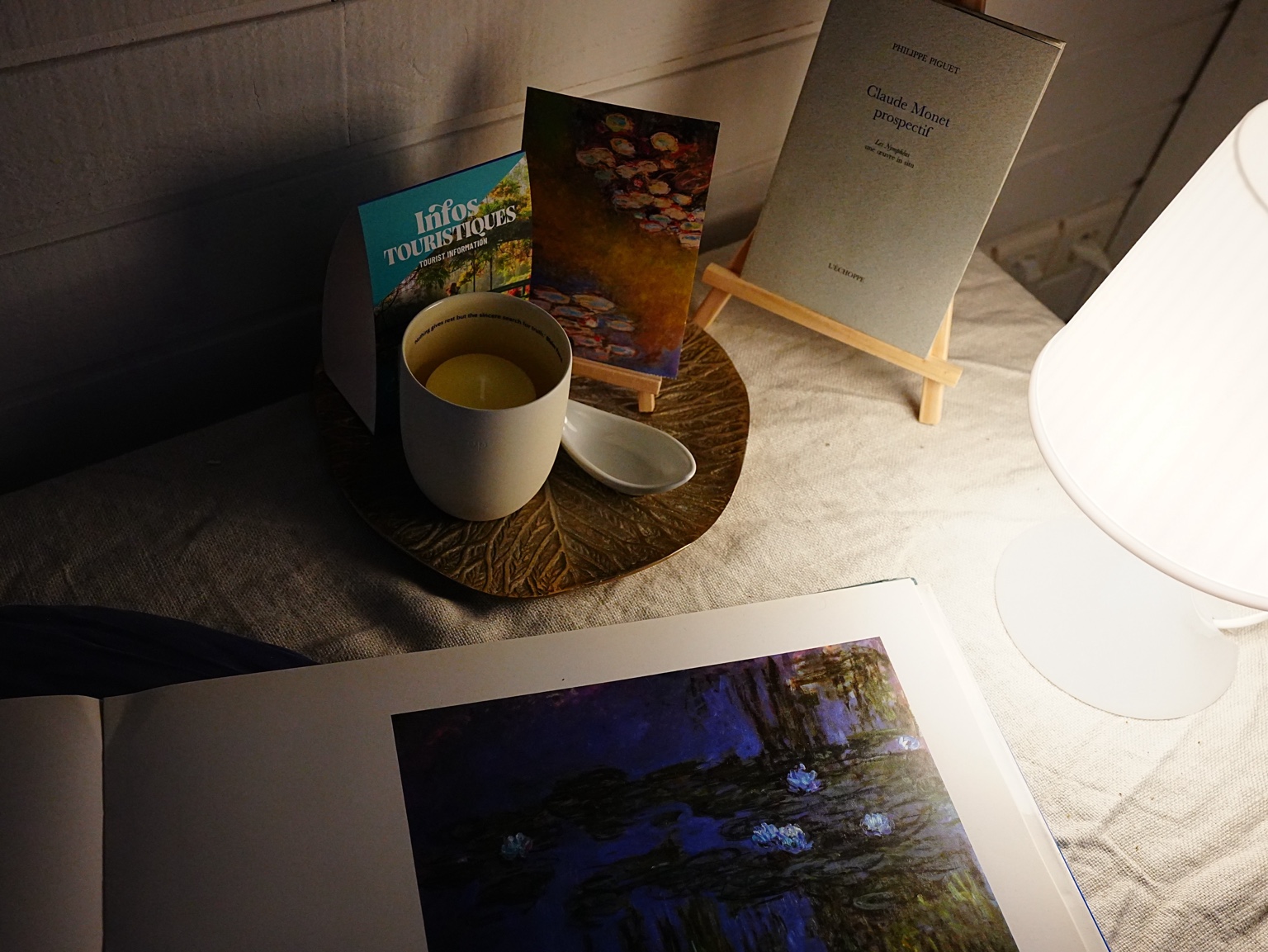 Livres consacrés à Monet et informations pratiques à portée de main.