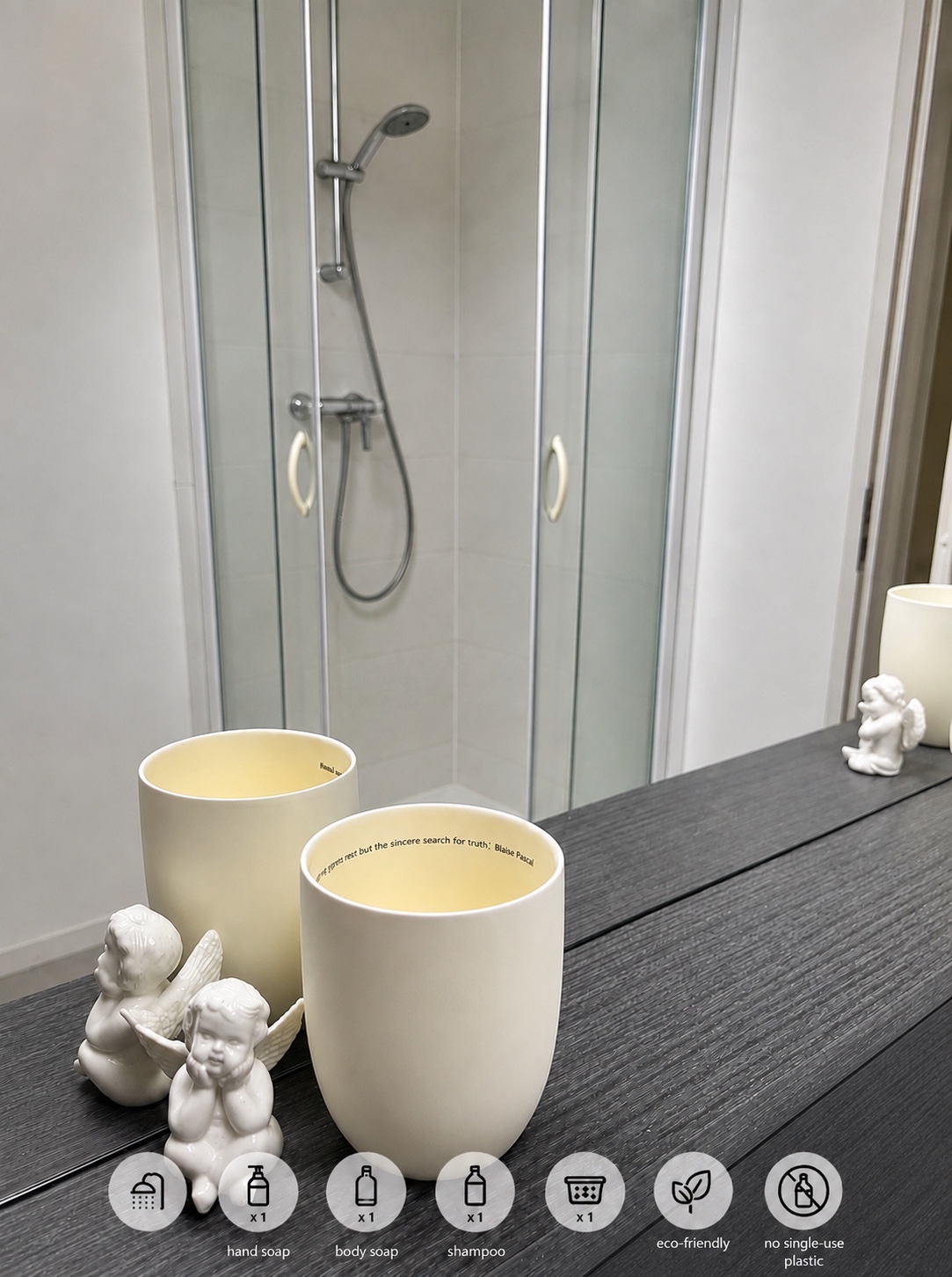 La douche à l’italienne est protégée par une paroi vitrée.