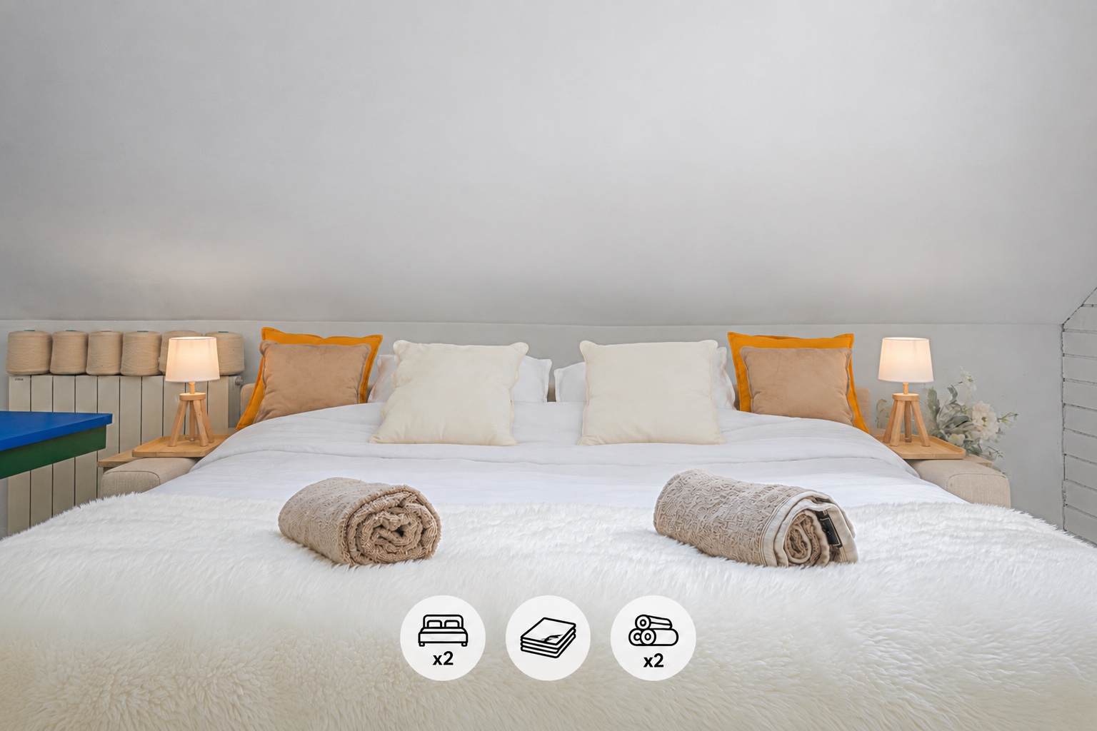 Déplié, le canapé devient un véritable lit confortable pour deux personnes.